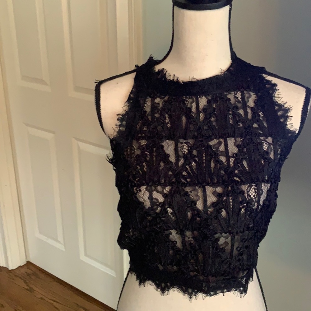 Sleeveless lace shirt